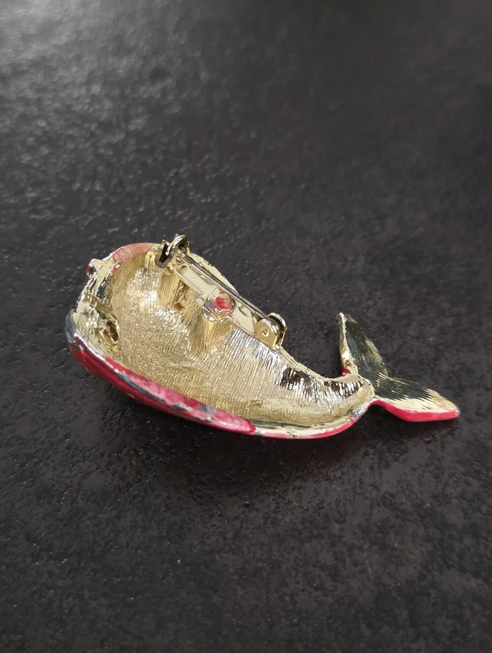 Kitschy Vintage 1960s Hot Pink Enamel & Rhinestone Whale Brooch Pin - 2